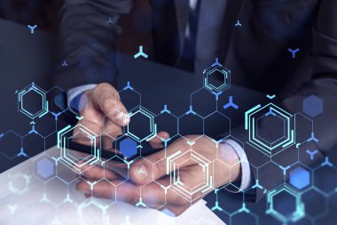 Programcı elinde akıllı bir telefon tutuyor ve tamamen yeni bir hizmet sunmak için yenilikçi bir uygulamayı test ediyor. Yakın çekim. Hologram teknik grafikleri. Dev takım kavramı. Resmi giysi.