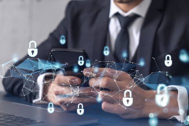 Bir programcı, bir siber güvenliği hacker saldırılarından korumak ve müşterilerinin gizli verilerini kaydetmek için akıllı telefonuyla internete giriyor. Hologram simgelerini daktilo eden ellerin üzerine kilitle. Resmi giysi.