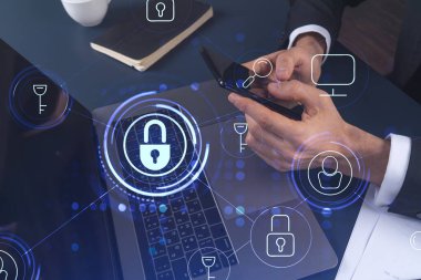 Bir programcı, bir siber güvenliği hacker saldırılarından korumak ve müşterilerinin gizli verilerini kaydetmek için akıllı telefonuyla internete giriyor. Hologram simgelerini daktilo eden ellerin üzerine kilitle. Resmi giysi.