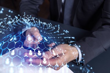 Uluslararası takımı işe alacak en iyi adayları bulmak için sosyal ağları akıllı telefonlarla tarayan insan kaynakları uzmanlarının elleri. Başarı kavramı. Medya hologram simgeleri. Resmi giysi.