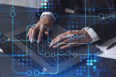 Dünyayı değiştirecek ve tamamen yeni bir hizmet sunacak yenilikçi bir yazılım yaratmak için klavyeyi yazan kadın. Yakın çekim. Hologram teknik grafikleri. Dev takım kavramı. Resmi giysi.