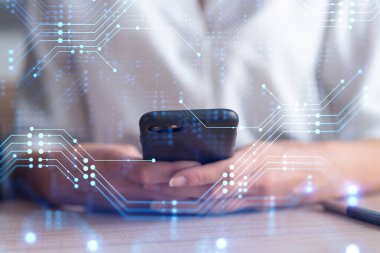 Resmi olarak çalışan iş kadını elinde akıllı bir telefon tutuyor ve tamamen yeni bir hizmet sunmak için yenilikçi bir uygulamayı test ediyor. Yakın çekim. Hologram teknik grafikleri. Dev takım kavramı.