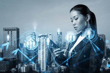 Uluslararası şirketteki çekici Asyalı İK müdürü akıllı telefon kullanarak adam toplamak için yüksek nitelikli uzmanlar arıyor. Bangkok 'ta sosyal medya hologramları.