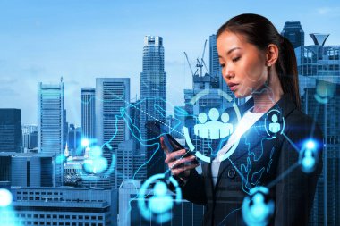 Uluslararası şirketteki çekici Asyalı İK müdürü akıllı telefon kullanarak adam toplamak için yüksek nitelikli uzmanlar arıyor. Singapur 'da sosyal medya hologramları.