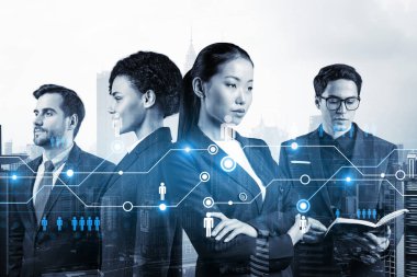 İş amaçlarına ulaşmak için sosyal medya pazarlama stratejisi üzerinde çalışan bir grup SMM uzmanı. Kuala Lumpur arkaplanı üzerinde hologram simgeleri.