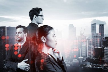 İş amaçlarına ulaşmak için sosyal medya pazarlama stratejisi üzerinde çalışan bir grup SMM uzmanı. Singapur arkaplanı üzerinde hologram simgeleri.