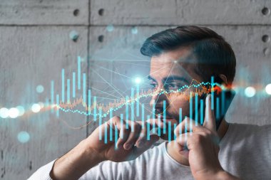 Günlük giysiler içinde yakışıklı bir adam, konuşan bir telefon, küresel finans piyasası sorunu. Çifte maruziyet. Borsa ticareti kavramı. Forex grafik hologramı.