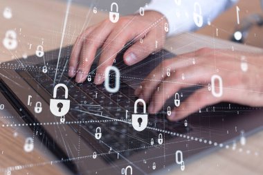Bir programcı, bir siber güvenliği korsan saldırılarından korumak ve müşterilerin gizli verilerini kurtarmak için bilgisayarda kod yazıyor. Hologram simgelerini daktilo eden ellerin üzerine kilitle. Resmi giysi.