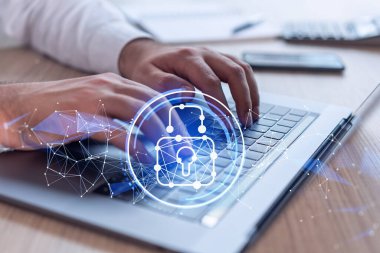 Bir programcı, bir siber güvenliği korsan saldırılarından korumak ve müşterilerin gizli verilerini kurtarmak için bilgisayarda kod yazıyor. Hologram simgelerini daktilo eden ellerin üzerine kilitle. Resmi giysi.