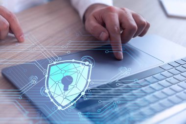 Bir programcı, bir siber güvenliği korsan saldırılarından korumak ve müşterilerin gizli verilerini kurtarmak için bilgisayarda kod yazıyor. Hologram simgelerini daktilo eden ellerin üzerine kilitle. Resmi giysi.