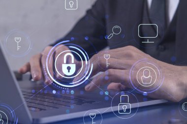 Bir programcı, bir siber güvenliği korsan saldırılarından korumak ve müşterilerin gizli verilerini kurtarmak için bilgisayarda kod yazıyor. Hologram simgelerini daktilo eden ellerin üzerine kilitle. Resmi giysi.