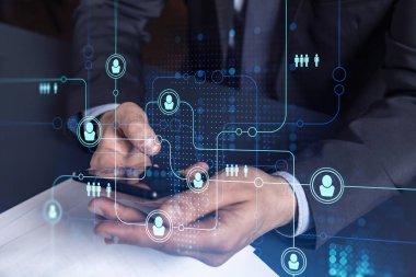 Uluslararası takımı işe alacak en iyi adayları bulmak için sosyal ağları akıllı telefonlarla tarayan insan kaynakları uzmanlarının elleri. Başarı kavramı. Medya hologram simgeleri. Resmi giysi.