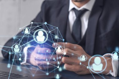 Uluslararası takımı işe alacak en iyi adayları bulmak için sosyal ağları akıllı telefonlarla tarayan insan kaynakları uzmanlarının elleri. Başarı kavramı. Medya hologram simgeleri. Resmi giysi.