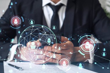 Potansiyel bir çalışan, kariyerini ilerletmek ve kişisel gelişimde yeni fırsatlar elde etmek için sözleşmeyi okurken resmi olarak giyiniyor. Akıllı telefondan anlaşmanın detaylarını kontrol ediyorum. Sosyal medya hologram simgeleri