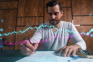 Yatırım projesinde çalışan yakışıklı bir adam. Çoklu maruz kalma. Forex grafik hologramı.