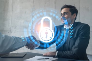 İki işadamı el sıkışıyor ve hologramı kilitliyor. Çifte maruziyet. İş verilerini koruma kavramı. Tokalaşma.