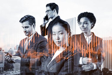 Takım elbiseli bir grup iş arkadaşı çok uluslu kurumsal ekibin bir parçası olarak fonda ticari strateji tahmininde bulunuyorlar. Eski çizelge. Kuala Lumpur arka planda. Çift pozlama