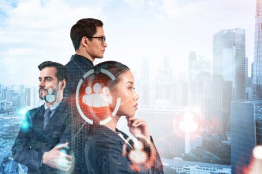 İş amaçlarına ulaşmak için sosyal medya pazarlama stratejisi üzerinde çalışan bir grup SMM uzmanı. Singapur arkaplanı üzerinde hologram simgeleri.
