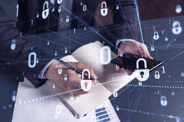 Programcı, müşterilerin siber güvenliği korsan saldırılarından korumak ve müşterilerinin gizli verilerini kaydetmek için gerekli notları alıyor. Akıllı telefon kullanmak. Asma kilit hologram simgeleri. Resmi giysi