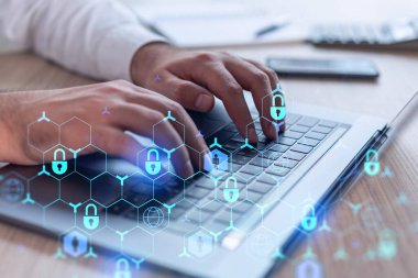 Bir programcı, bir siber güvenliği korsan saldırılarından korumak ve müşterilerin gizli verilerini kurtarmak için bilgisayarda kod yazıyor. Hologram simgelerini daktilo eden ellerin üzerine kilitle. Resmi giysi.