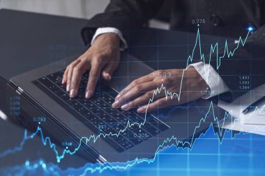 Doğru yatırım çözümlerine devam etmek için borsayı araştırmak için klavyeyi yazan kadın. İnternet ticareti ve zenginlik yönetimi kavramı. Resmi kıyafet. Hologram Forex grafiği yakın çekim üzerine.