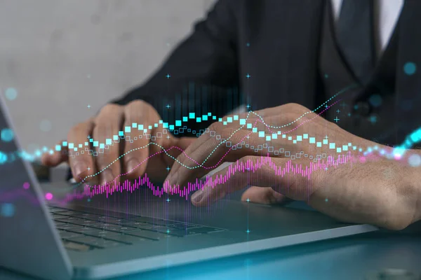 İş adamı çevrimiçi ticaret yapıyor, dizüstü bilgisayar arkaplanı ve ön grafik hologramı yazılıyor. — Stok fotoğraf