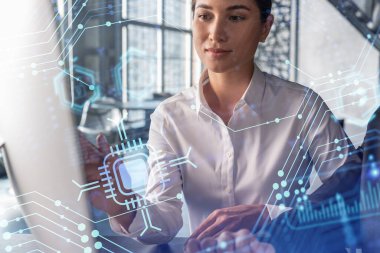 Resmi olarak çalışan iki meslektaş, yeni teknolojiler uygulayarak iş sürecini optimize etmek için birlikte çalışıyorlar. Modern ofis arka planında panoramik pencereli Hi Tech hologramları