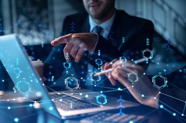 Resmi olarak çalışan iki meslektaş, yeni teknolojiler uygulayarak iş sürecini optimize etmek için birlikte çalışıyorlar. Modern ofis arka planında panoramik pencereli Hi Tech hologramları