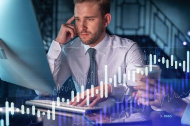 Resmi olarak iki meslektaş, kurumsal finans fonunda ticaret stratejisini optimize etmek için birlikte çalışıyorlar. Modern ofis arkaplanı üzerinde eski grafik hologramı