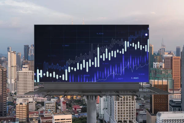 ビルボード上でFOREXグラフホログラムを成長させ、日没時にクアラルンプールの空中パノラマの街並み。マレーシアのKLでの株式と債券の取引、アジア。ファンド・マネジメントの考え方. — ストック写真