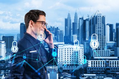 Doğu Yakası Genç Siber Güvenlik Geliştiricisi müşterilerini gizli bilgileri korumak için bir konferans görüşmesi yapıyor. IT, Kuala Lumpur şehir arkaplanındaki simgeleri kilitledi.