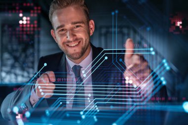 Yeni teknolojiler uygulayarak iş sürecini optimize etmeyi düşünen resmi takım elbiseli yakışıklı iş adamının portresi. Modern ofis geçmişi üzerinde yüksek teknoloji hologramları.