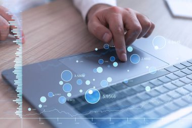 Doğru yatırım çözümlerine devam etmek için borsayı araştırmak için klavyeyi yazan eller. İnternet ticareti ve zenginlik yönetimi kavramı. Resmi kıyafet. Hologram Forex grafiği yakın çekim üzerine.