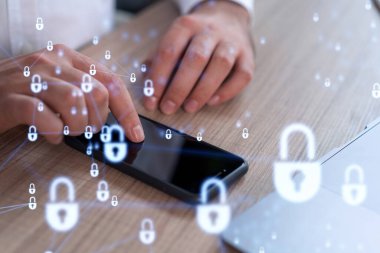 Bir programcı, bir siber güvenliği hacker saldırılarından korumak ve müşterilerinin gizli verilerini kaydetmek için akıllı telefonuyla internete giriyor. Hologram simgelerini daktilo eden ellerin üzerine kilitle. Resmi giysi.