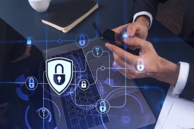 Bir programcı, bir siber güvenliği hacker saldırılarından korumak ve müşterilerinin gizli verilerini kaydetmek için akıllı telefonuyla internete giriyor. Hologram simgelerini daktilo eden ellerin üzerine kilitle. Resmi giysi.