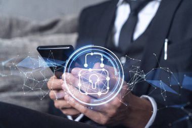 Bir programcı, bir siber güvenliği hacker saldırılarından korumak ve müşterilerinin gizli verilerini kaydetmek için akıllı telefonuyla internete giriyor. Hologram simgelerini daktilo eden ellerin üzerine kilitle. Resmi giysi.