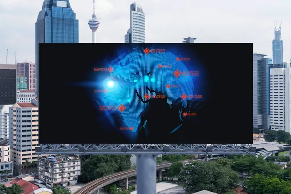 Världsplaneten Jorden karta hologram på affisch över panorama stadsutsikt över Kuala Lumpur, Malaysia, Asien. Begreppet internationella förbindelser och affärer. — Stockfoto