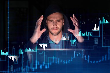 İş yerindeki kapüşonlu yakışıklı işadamı şirket finans fonundaki ticaret stratejisini optimize etmek için dizüstü bilgisayarla çalışıyor. Ofis arkaplanı üzerinde eski grafik hologramı