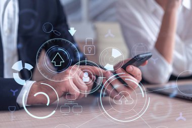 İki araştırma ve geliştirme uzmanı, iş dünyasını geliştirmek için yazılım geliştirmek amacıyla yeni bir yaklaşım geliştirmek amacıyla proje üzerinde beyin fırtınası yapıyorlar. Telefonla çalışıyorum. Teknik hologram simgeleri. Resmi giysi.