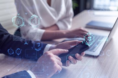İki araştırma ve geliştirme uzmanı, iş dünyasını geliştirmek için yazılım geliştirmek amacıyla yeni bir yaklaşım geliştirmek amacıyla proje üzerinde beyin fırtınası yapıyorlar. Telefonla çalışıyorum. Teknik hologram simgeleri. Resmi giysi.