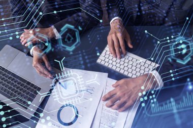 İki araştırma ve geliştirme uzmanı, işi geliştirmek için yazılım geliştirmeye yeni bir yaklaşım geliştirmek için proje üzerinde çalışıyor. Masanın üzerinde belgeyle birlikte teknolojik simgeler.