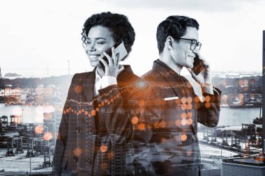 Çok uluslu şirket ekibindeki iki meslektaş, risk sermayesi projesi için finansal çözüm bulmak amacıyla konferansı telefonla inceliyor. Singapur arkaplanının hologram şeması.