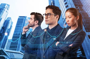 Yeni risk sermayesi ve yüksek teknoloji üzerinde çalışan bir grup iş arkadaşı riskleri tahmin etmeye ve olası kazanç artışlarını tahmin etmeye çalışıyor. Singapur arkaplanının hologram şeması.