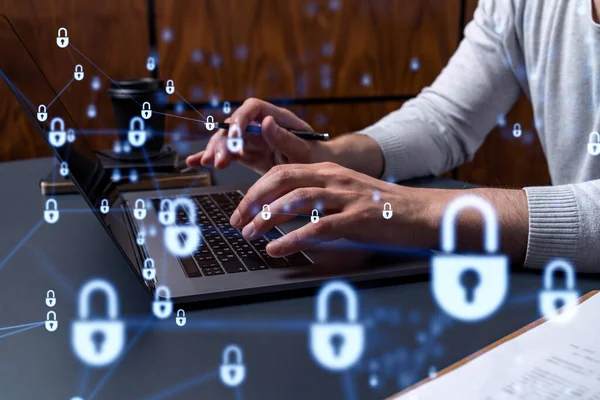 En programmør skriver en kode på et tastatur for at beskytte en cybersikkerhed mod hackerangreb og gemme klienter fortrolige data. Padlock Hologram ikoner over skrive hænder. - Stock-foto