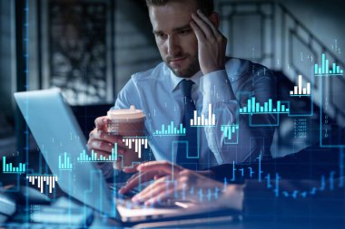 Resmi olarak iki meslektaş, kurumsal finans fonunda ticaret stratejisini optimize etmek için birlikte çalışıyorlar. Modern ofis arkaplanı üzerinde eski grafik hologramı