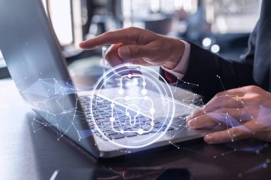 Bir programcı, bir siber güvenliği korsan saldırılarından korumak ve müşterilerin gizli verilerini kurtarmak için bilgisayarda kod yazıyor. Hologram simgelerini daktilo eden ellerin üzerine kilitle. Resmi giysi.