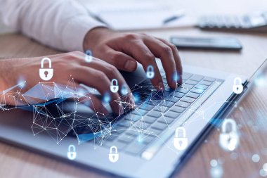 Bir programcı, bir siber güvenliği korsan saldırılarından korumak ve müşterilerin gizli verilerini kurtarmak için bilgisayarda kod yazıyor. Hologram simgelerini daktilo eden ellerin üzerine kilitle. Resmi giysi.