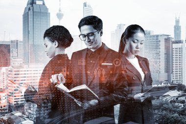 Bir grup iş arkadaşı araştırma ve geliştirme departmanındaki problemleri çözmek için yeni teknik yaklaşımlar bulmaya çalışıyor. Kuala Lumpur arkaplanı üzerinde Fintech hologram simgeleri.