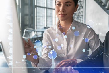 Resmi olarak iki meslektaş, kurumsal finans fonunda ticaret stratejisini optimize etmek için birlikte çalışıyorlar. Modern ofis arkaplanı üzerinde eski grafik hologramı