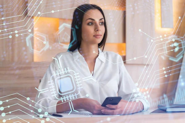 Attraktiv forretningskvinde i hvid skjorte ved hjælp af smartphone til at optimere udviklingen ved at antyde nye teknologier i forretningsprocessen. Hej tech hologram over moderne kontor baggrund. - Stock-foto